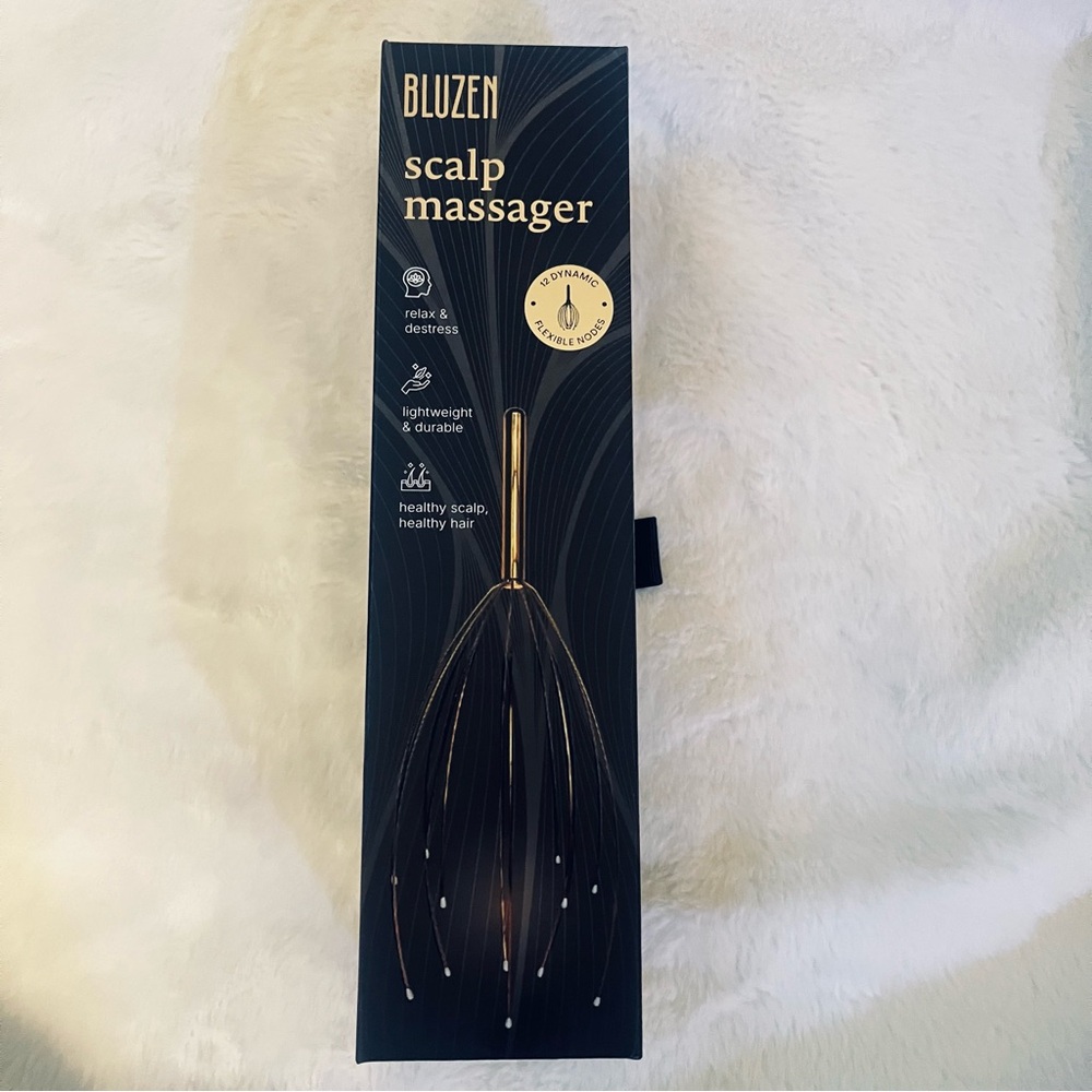 Bluzen Scalp Massager in Black and Gold